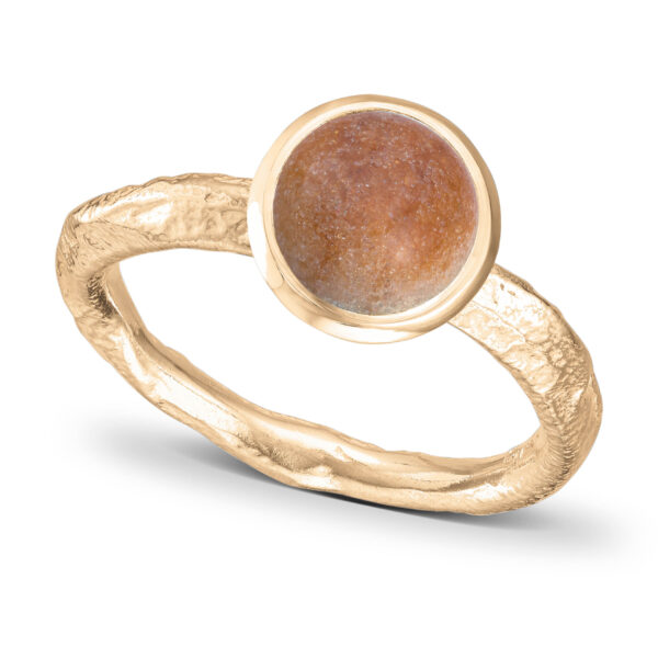 Organischer Ring aus 585er Gelbgold mit schmaler Schiene und einem 8 mm großen Quarzit – einem rötlichen Stein aus Nordnorwegen.